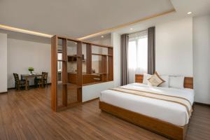 Postel nebo postele na pokoji v ubytování Prague Da Nang Beach Hotel