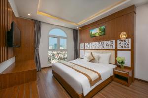 Postel nebo postele na pokoji v ubytování Prague Da Nang Beach Hotel