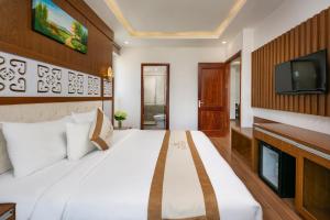 Postel nebo postele na pokoji v ubytování Prague Da Nang Beach Hotel