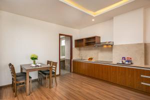 Kuchyň nebo kuchyňský kout v ubytování Prague Da Nang Beach Hotel