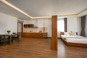 Postel nebo postele na pokoji v ubytování Prague Da Nang Beach Hotel