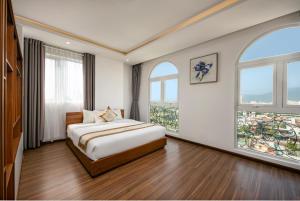 Postel nebo postele na pokoji v ubytování Prague Da Nang Beach Hotel