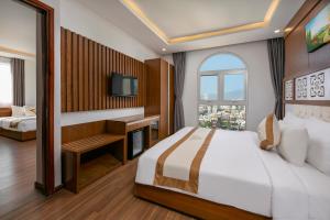 Postel nebo postele na pokoji v ubytování Prague Da Nang Beach Hotel