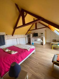 a bedroom with a red bed in a room at Jolie maison de campagne à la ville chez TINAT in Tregueux