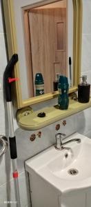 a bathroom with a sink and a mirror and a mop at U Magdy apartament dla 4 osób 2 par parking w cenie samodzielne zameldowanie klucze w skrytce kod wysyłany przed przyjazdem in Borne Sulinowo +15 photos