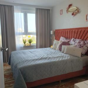 une chambre avec un grand lit et une fenêtre dans l'établissement Bel Mare resort ekskluzywny apartament dla wymagających klientów 2, à Międzyzdroje 13 autres photos