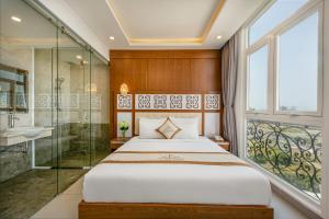 Postel nebo postele na pokoji v ubytování Prague Da Nang Beach Hotel