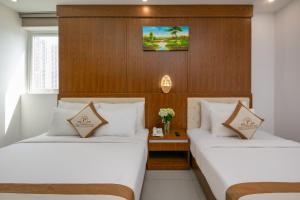 Postel nebo postele na pokoji v ubytování Prague Da Nang Beach Hotel
