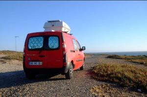 una furgoneta roja estacionada al lado de una carretera en Surf & love, en Cabanas de Tavira 2 fotos más