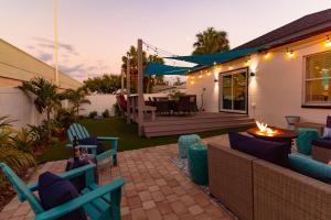 a backyard with rocking chairs and a fire pit at Casa Noho - Center of All Things Tampa in Tampa