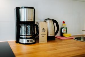 une cafetière assise sur un comptoir à côté d'une cafetière dans l'établissement Villa Levin 35qm 2Personen mit Pool Wifi und Parken, à Steudnitz