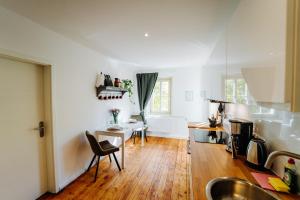 une cuisine avec une table et une salle à manger dans l'établissement Villa Levin 35qm 2Personen mit Pool Wifi und Parken, à Steudnitz 24 autres photos