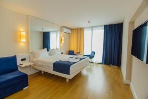 Postel nebo postele na pokoji v ubytování Sea View Apartments in Orbi City