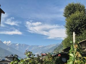 una casa con vistas a una cordillera en Rustic Retreat, en Manali