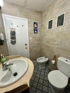 a bathroom with a white sink and a toilet at El Capricho Vasco-Andaluz in El Puerto de Santa María