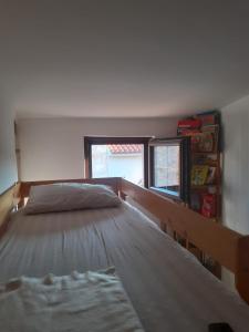 ein Schlafzimmer mit einem Bett und einem Fenster in der Unterkunft Casa Agneza in Medulin