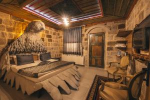 TV a/nebo společenská místnost v ubytování Kayatas Cave Suites