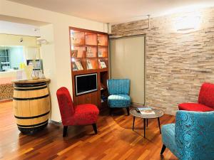 Area tempat duduk di Hotel Felmis SELF CHECK-IN