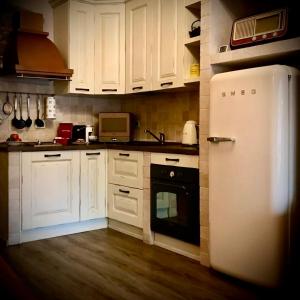 A kitchen or kitchenette at La maison nel cuore di Genova free parking
