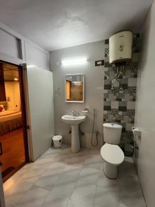 Heritage Aira Holme Estate في شيملا: حمام مع مرحاض ومغسلة