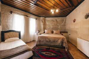 Postel nebo postele na pokoji v ubytování Kayatas Cave Suites