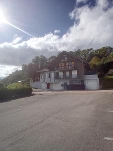 ein Haus auf der Straßenseite in der Unterkunft Appartement cosy calme et propre in Pers-Jussy + 37 Fotos