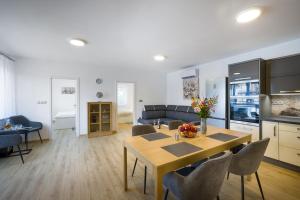 Kuchyň nebo kuchyňský kout v ubytování Apartmány U Betléma