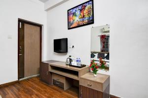 Uma televisão e/ou sistema de entretenimento em Brill Maner Residency Opposite Technopolis