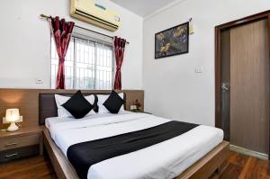 Uma cama ou camas num quarto em Brill Maner Residency Opposite Technopolis