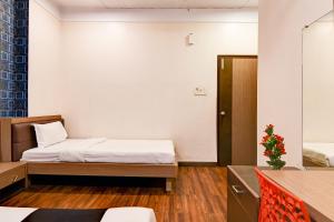 Uma cama ou camas num quarto em Brill Maner Residency Opposite Technopolis