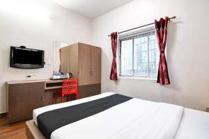 Uma cama ou camas num quarto em Brill Maner Residency Opposite Technopolis