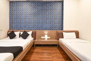 Uma cama ou camas num quarto em Brill Maner Residency Opposite Technopolis