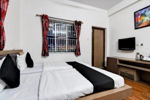 Uma cama ou camas num quarto em Brill Maner Residency Opposite Technopolis