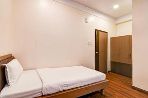Uma cama ou camas num quarto em Brill Maner Residency Opposite Technopolis
