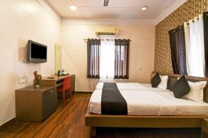 Uma cama ou camas num quarto em Brill Maner Residency Opposite Technopolis