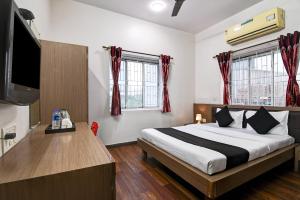 Uma cama ou camas num quarto em Brill Maner Residency Opposite Technopolis