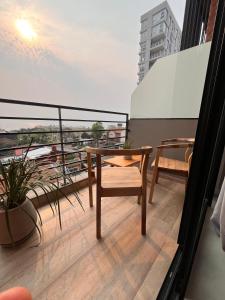 a balcony with a table and chairs on a building at Monoambiente con vista al rio in Posadas