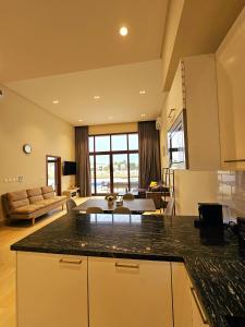 kuchnia i salon z blatem w obiekcie Luxury Villa with Private Pool and Lagoon view w mieście Salala