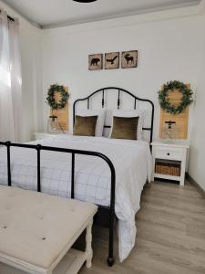 a bedroom with a black and white bed and a bench at "La Vigne Dort" Cocon romantique in Herrlisheim-près-Colmar