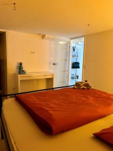 ein Schlafzimmer mit einem großen Bett mit einer roten Decke in der Unterkunft Football Love in Dortmund