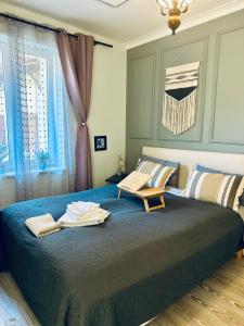 Un dormitorio con una cama azul con una silla encima. en FLH - Blue Cat, en Sibiu