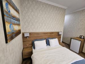 Postel nebo postele na pokoji v ubytování Hotel Giorgi Tbilisi