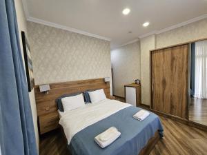 Postel nebo postele na pokoji v ubytování Hotel Giorgi Tbilisi