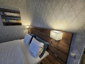 Postel nebo postele na pokoji v ubytování Hotel Giorgi Tbilisi
