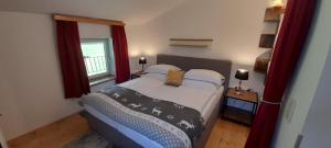 Posteľ alebo postele v izbe v ubytovaní Urlaub am Krausberghof, Apartment mit Balkon und Parkplatz, inmitten der Natur, kostenfreie Kaffeekapseln, 6 Fahrminuten zur Alpentherme Gastein und zur Schlossalmbahn, Spielplatz, großer Gartenbereich