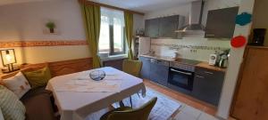 Kuchyňa alebo kuchynka v ubytovaní Urlaub am Krausberghof, Apartment mit Balkon und Parkplatz, inmitten der Natur, kostenfreie Kaffeekapseln, 6 Fahrminuten zur Alpentherme Gastein und zur Schlossalmbahn, Spielplatz, großer Gartenbereich