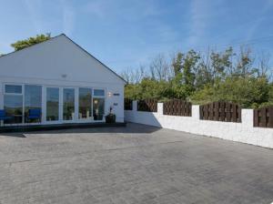 ein weißes Gebäude mit vielen Fenstern in der Unterkunft Adorable 1 bedroom Country Cottage in Bodewryd