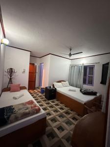 سرير أو أسرّة في غرفة في Hotel Harmony