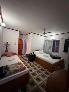 سرير أو أسرّة في غرفة في Hotel Harmony