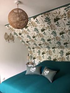 a bedroom with a green bed with a wall at Maison au bord de l'eau in Saint-Brieuc +14 photos
